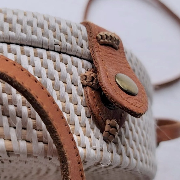 Nantucket Style Large Crossbody Woven Rattan Bag - Picture 11 of 16